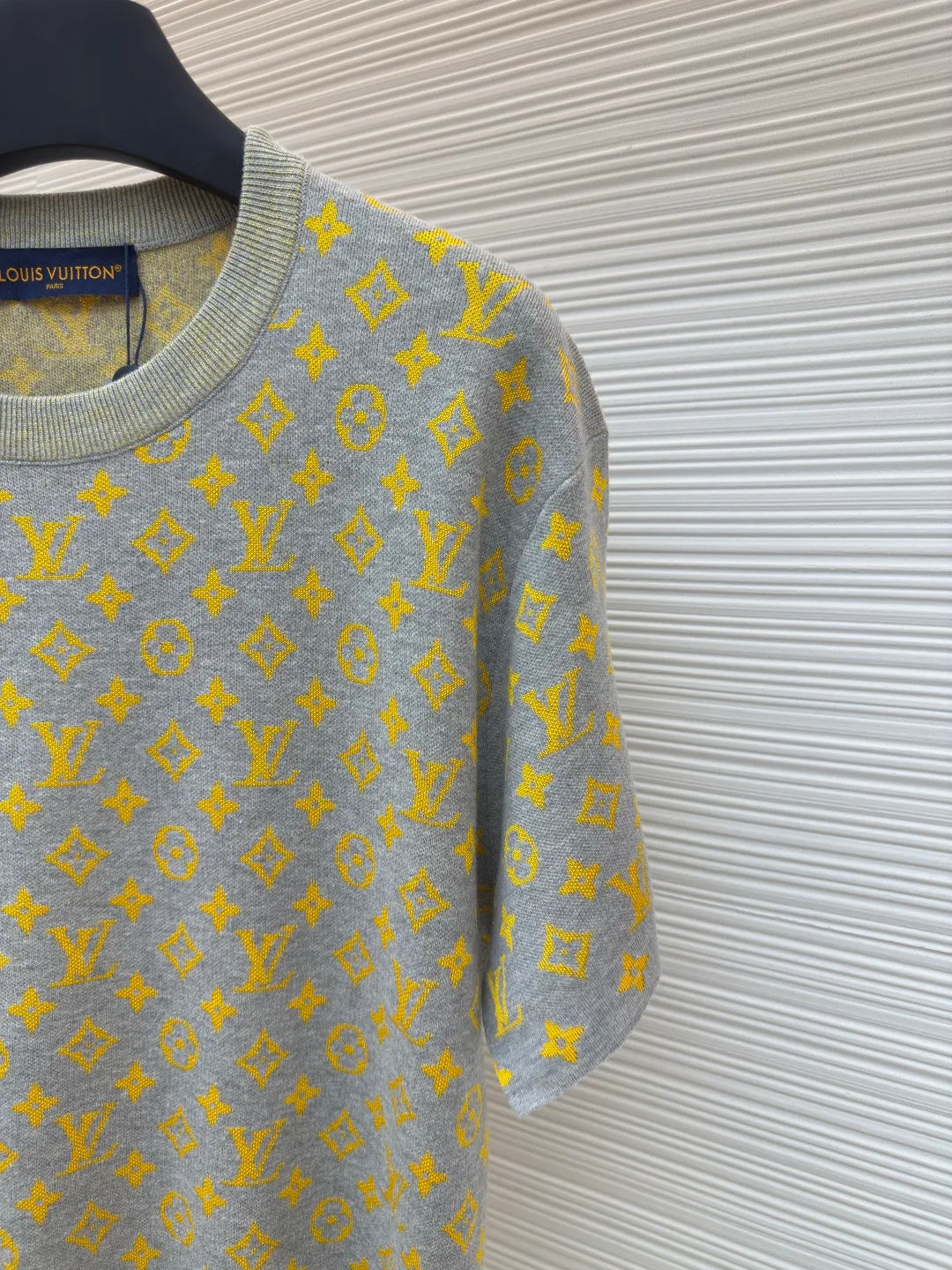 LOUIS VUITTON Presbyopic contrasting color woolen short sleeves ●Authentic product: 10200 purchased and developed ●Item number: 1680282-A70 ●Material: Wool custom-dyed combed cotton ●Technology: Jacquard technology ●Version: Fitted version ●Weight: about 330 grams ●Size: S-M-L-XL ●Description: Full Monogram Glow jacquard and elegant background collide with color contrast, making Monogram The pattern reflects the subtle sheen of mulberry silk. The overall wiring is straight and delicate, the fabric is comfortable and soft, and the color is consistent without color difference. It can be matched with the same style to create a fashionable look and control various occasions. Customized accessories, complete with three standards, same style for men and women!